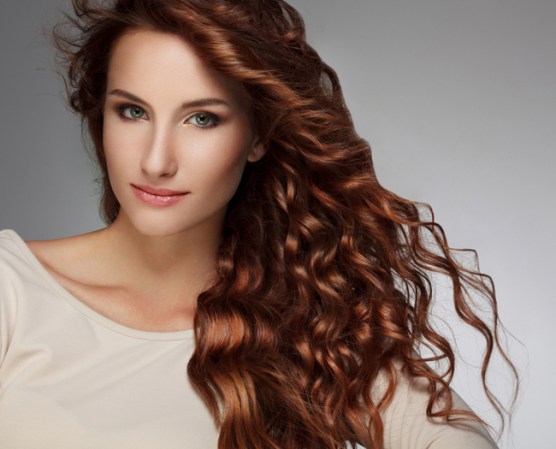 Mejor usa las pinzas rizadoras, obtén un look moderno y sin dañar tanto tu cabello.