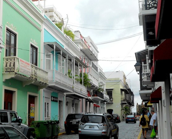 Casas viejas en la calle de Cristo, San Juan, Puerto Rico. La Oficina de Turismo la recomienda como un buen lugar para encontrar casas originales del pasado de San Juan.