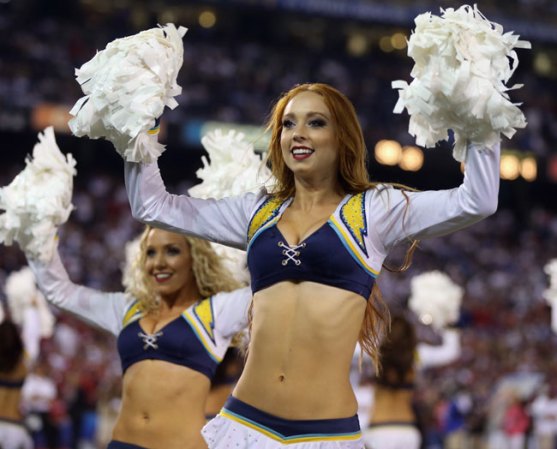 Las porristas de la NFL y del "football" universitario asombran con su belleza y su energía.