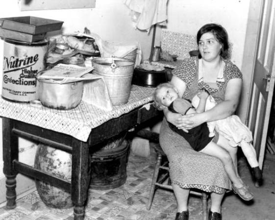Trabajadora inmigrante con su hijo, 1939.