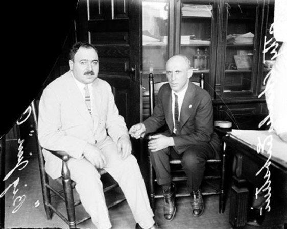 Giacomo "Big Jim" Colosimo (izquierda con su abogado) es reconocido como el primer gran jefe de las pandillas de Chicago.