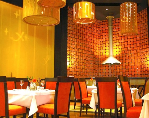 Restaurante Paxia ofrece una gran variedad de platos típicos y de alta cocina mexicana y una excelente carta de vinos. Av. de la Paz No. 47. Promedio $45 por persona.