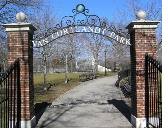 Van Cortlandt Park: El parque está localizado en la última parada del tren 1 en el Bronx, y cuenta con una piscina pública gratis, además de numerosas áreas de juego para niños y adultos.