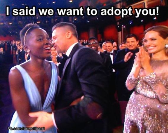 "DIje que queremos adoptarte", es lo que estaría diciéndole Brad Pitt a Lupita Nyong'o. Entre hijos adoptados y propios, Pitt y Angelina Jolie tienen un total de seis hijos.