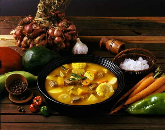 El sancocho es uno de los platos más populares y representativos de la cocina dominicana. Se suele preparar con carne de res y está lleno de viandas y verduras.