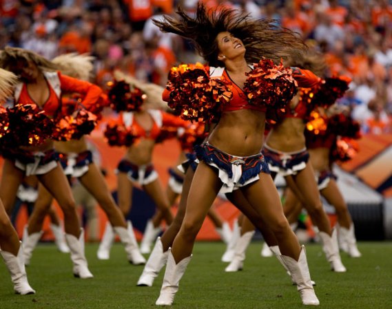 Las porristas de la NFL y del "football" universitario asombran con su belleza y su energía.
