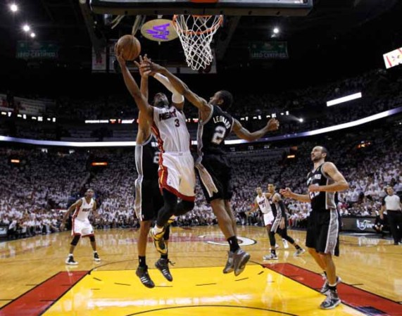 Wade anotando entre dos.