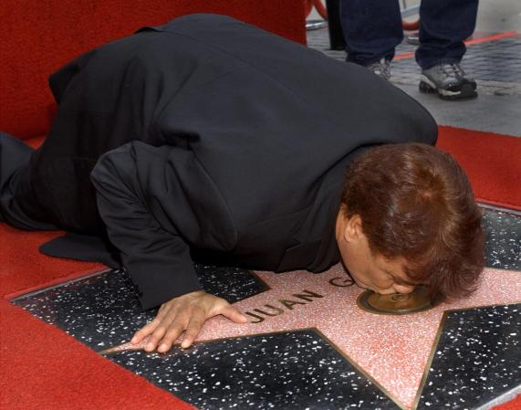 El divo de Juarez, Juan Gabriel besa la merecida estrella por su trayectoria como cantante en el paseo de la fama.