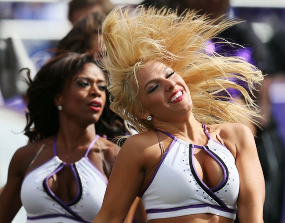 Las porristas de la NFL y del "football" universitario asombran con su belleza y su energía.