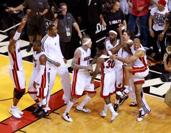 El Heat de Miami derrota espectacularmente a los Peacers de Indiana en tiempo extra 103-102 con soberbia canasta de Lebron James.