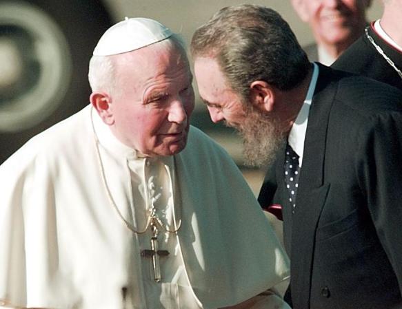 ENERO, 1998: Recibe al Papa Juan Pablo II en La Habana.