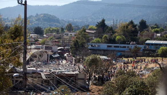 Las autoridades dieron a conocer que al menos 2 personas murieron y se registran decenas heridas de gravedad, tras la explosión de un camión cisterna de gas que prácticamente destruyó el Hospital Infantil Materno de Cuajimalpa este jueves por la mañana en el Estado de México.