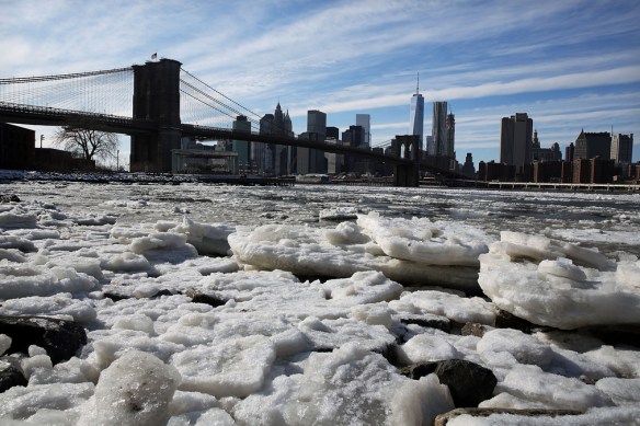 NEW YORK, NY : East River cerca del Brooklyn Bridge.