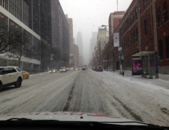 Una poderosa tormenta de nieve azota al área tri estatal de Nueva York.