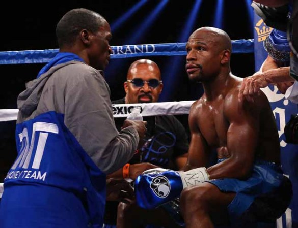 La desesperación del mexicano era patente en algunos ganchos, mientras MAyweather tomaba la pelea con calma.