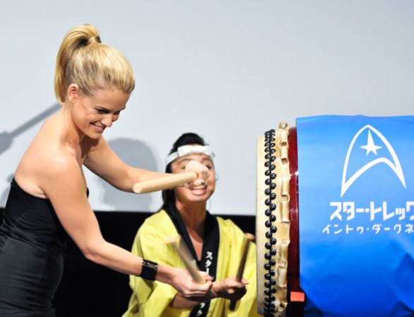 La actriz Alice Eve se lo pasa en grande durante el estreno de "Star Trek: Into Darkness" en Tokio, Japón.