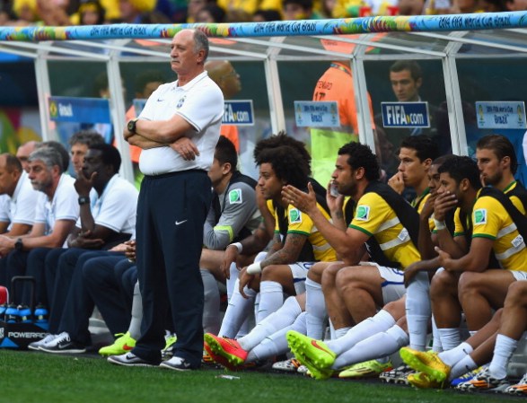El plantel brasileño salió de la cancha abucheado por los cerca de 70.000 fanáticos que acudieron al partido en el Estadio Nacional de Brasilia, aunque muchos ya se habían ido antes del tercer gol holandés.