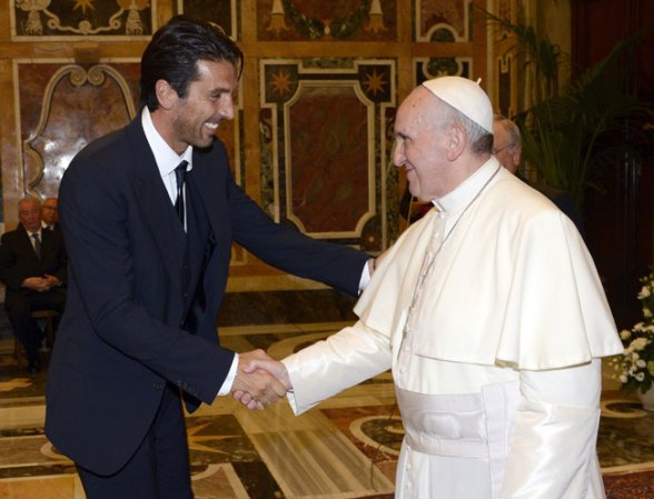El Papa, que es fan del San Lorezo argentino, saluda al portero italiano Gianluigi Buffon.