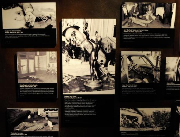 Varias fotos muestran la muerte, una cruda realidad con la que a menudo se topaban quienes militaban en el crimen organizado.