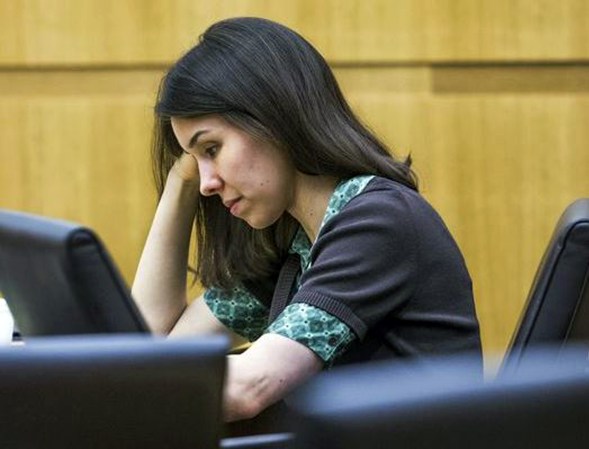 En ciertas ocasiones, Arias muestra confusión sobre el caso...