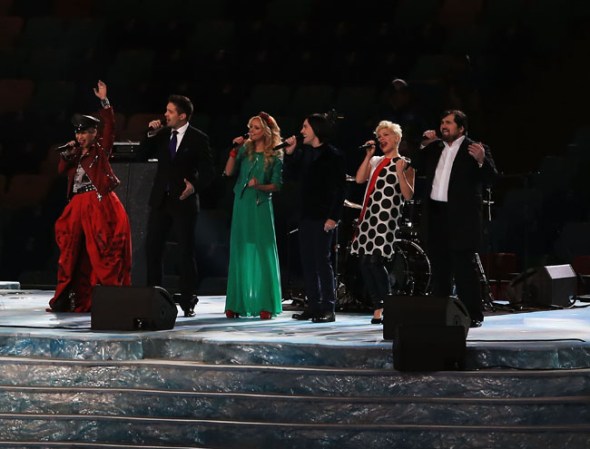 Competidores del programa "La Voz Rusia" participan de una ceremonia previo a la apertura.