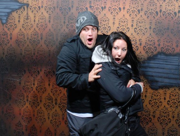Fotos tomadas a quienes visitan la Casa del Horror Nightmares Fear Factory en Niagara Falls, Canadá, Lo que no se revela es la causa del espanto.