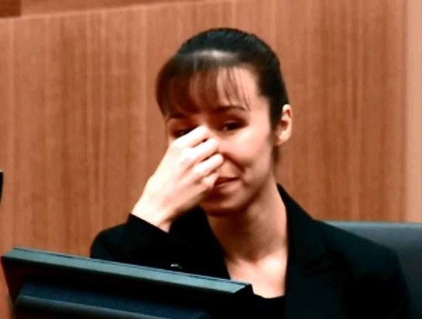 En algunas de las cortes, Jodi Arias derrama lágrimas al ver las imágenes de las que ella misma fue la culpable.
