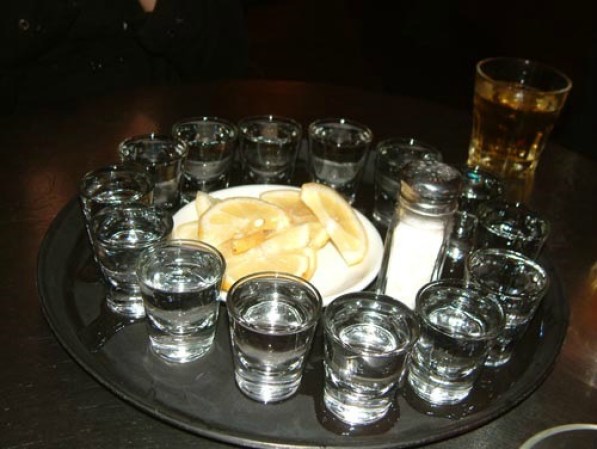 Los expertos sugieren tomar el tequila solo, o “derecho”, como se dice en México.