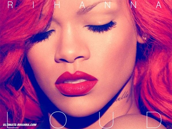 En 2010, la artista lanza el disco “Loud”. No sólo su imagen es diferente, esta vez con cabello rojo y largo, sino que las letras se distancian del tono oscuro de “Rated R”.