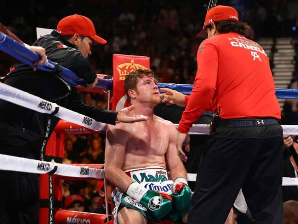 Saúl seguía las directrices de su entrenador, atentamente, pero nada pudo hacer ante la potencia de Floyd.