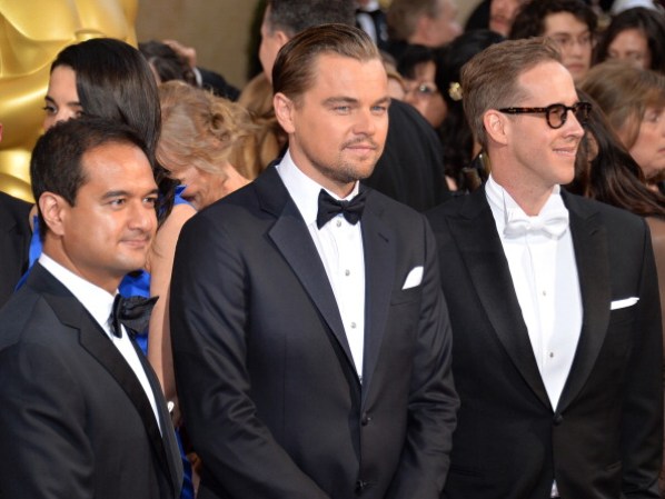 (Izquierda a derecha) El productor Riza Aziz, actor Leonardo DiCaprio, y productor Joey McFarland