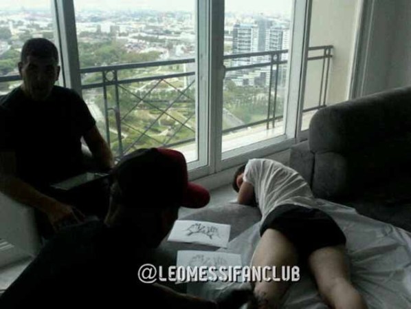 Las fotografías de la sesión en la que Messi se efectuó el tatuaje han sido difundidas por la cuenta de Twitter @LeoMessifanclub.