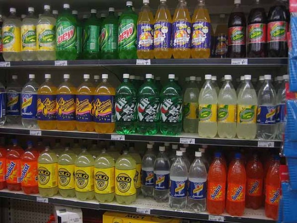 Las bebidas gaseosas carbonatadas no son recomendables durante el embarazo porque tienen un alto nivel de azúcar y gas.