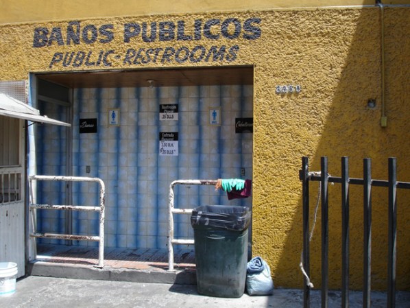 En algunos baños públicos te cobra para entrar, tu ticket de entrada es un trozo de papel sanitario.