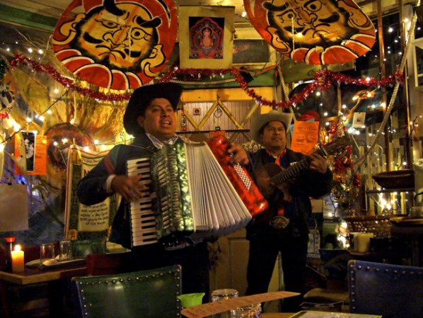 Todo es una excusa para hacer fiestas, y las fiestas mexicanas involucran a toda la familia.