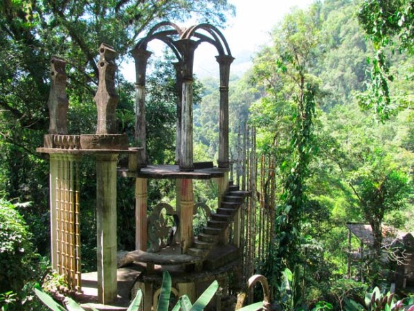 Escaleras surgen buscando el cielo