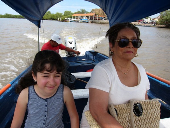 Para llegar a la Isla, los visitantes deben viajar en lancha, lo que representa una actividad económica. Ya en la isla, la vida transcurre entre la laguna, cinco callejones y la plaza.