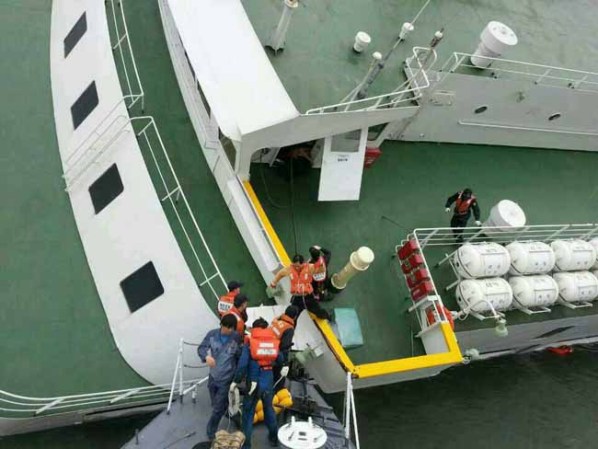 Según la cadena YTN, que citó a testigos, las autoridades del barco recomendaron a los pasajeros permanecer en sus asientos durante los primeros 60 minutos.