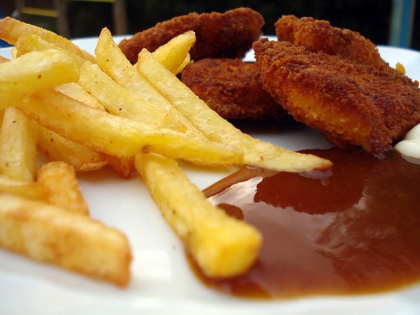 Esta delicia no tiene que ser un pecado. Utiliza una mezcla de empanizado con almendra y en una bandeja con un poco de aceite en spray ponlo a hornear. Una delicia sin tanta grasa.