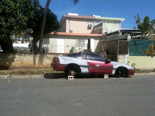 Los carros sin gomas montados sobre bloques