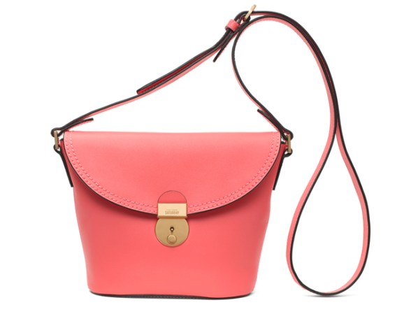Bolso de Kate Spade. Encuéntrala en Saturday.com, $135.