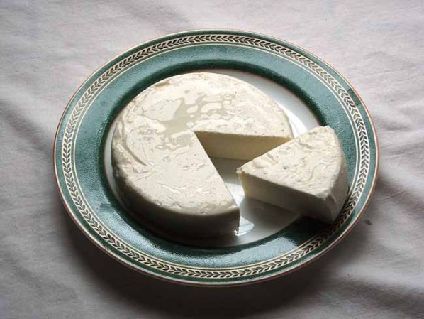 Cualquier tipo de queso fresco o blando, que lleve leche, es mejor evitarlo en esta época.