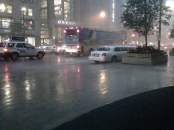 La lluvia intensa cayó sobre la ciudad.