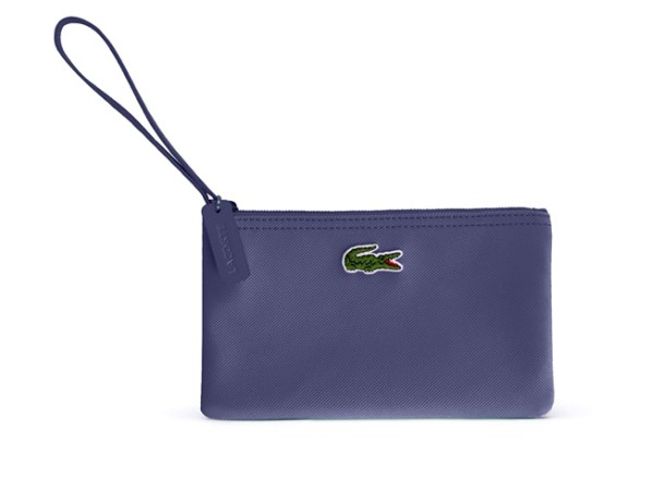 Lacoste Clutch. Disponible en lacoste.com, $48.