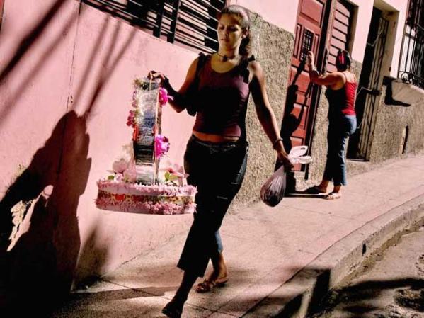 Nidia Jiménez vende piñatas de forma ilegal en las calles de Santiago.