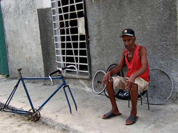 René Duvergel vende partes de bicicleta en una calzada de Luyanó, La Habana. .