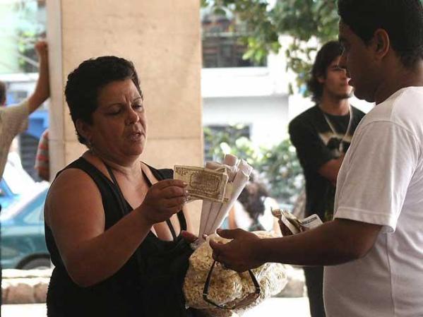 Una mujer vende ilegalmente maíz en un rincón de La Habana.