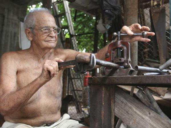 Un cubano trabaja en su taller casero.