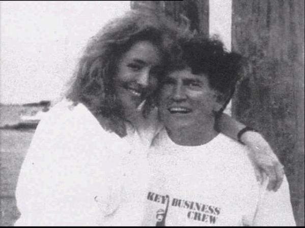 El entonces senador y aspirante demócrata a la presidencia Gary Hart arruinó su vida política a causa de un breve romance con la modelo Donna Rice (foto) en 1987. Su esposa aguantó el escándalo y ambos siguejn casados.