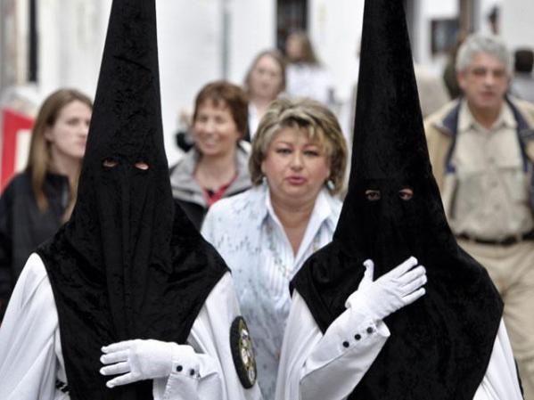 Córdoba, España: Procesión de la cofradía de El Perdón . Las procesiones pueden ser en silencio o con música, y van lidereadas por una cruz y una virgen.